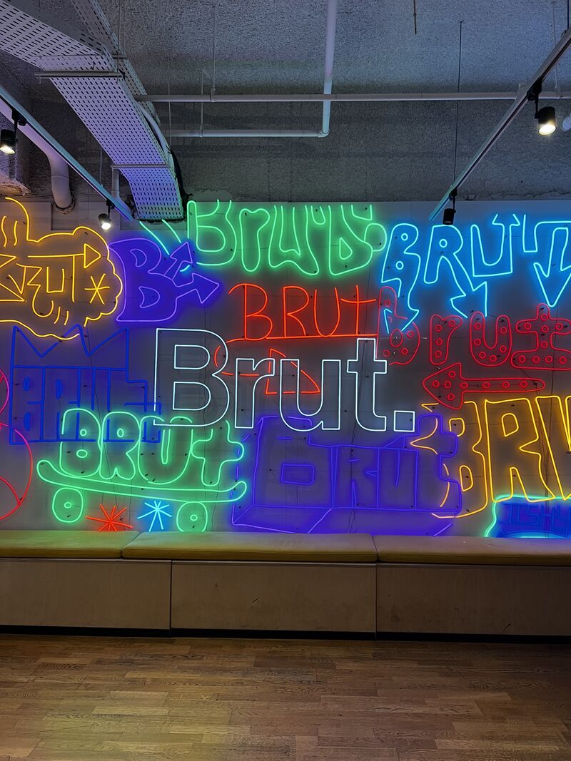 Le Mur de Néon de Brut : Une Révolution dans les LED Personnalisés