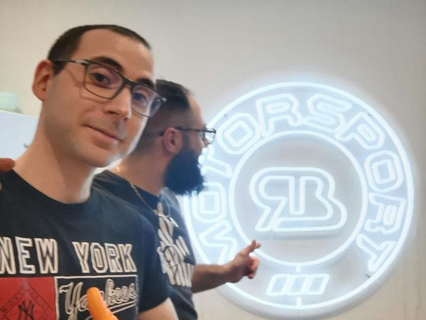 Enseigne LED néon Lumicorne installée chez Garage Motorsport