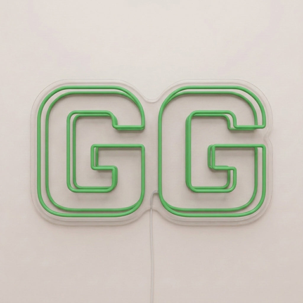Enseigne néon LED GG — décoration gaming et setup, fabriquée sur-mesure par Lumicorne (vue 2)