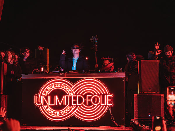 Enseigne LED néon Lumicorne installée chez La Folie Douce