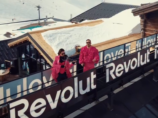 Enseigne LED néon Lumicorne installée chez Revolut