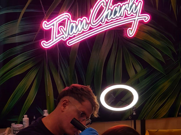 Enseigne LED néon Lumicorne installée chez Ivan Charly Tattoo