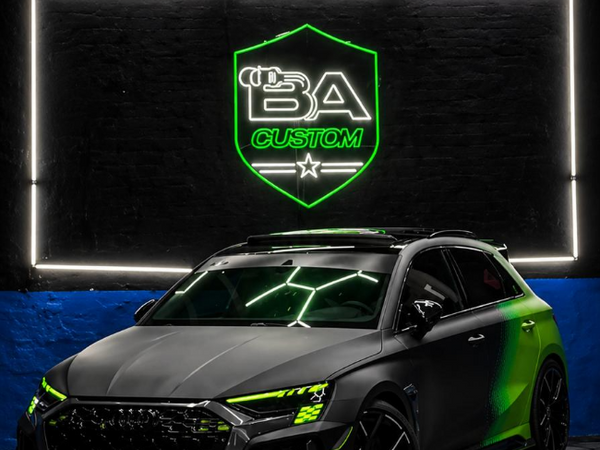 Enseigne LED néon Lumicorne installée chez BA CUSTOM