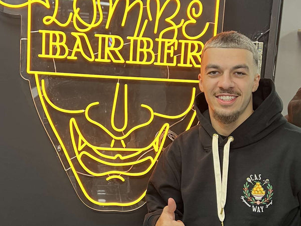 Enseigne LED néon Lumicorne installée chez Lombe Barber