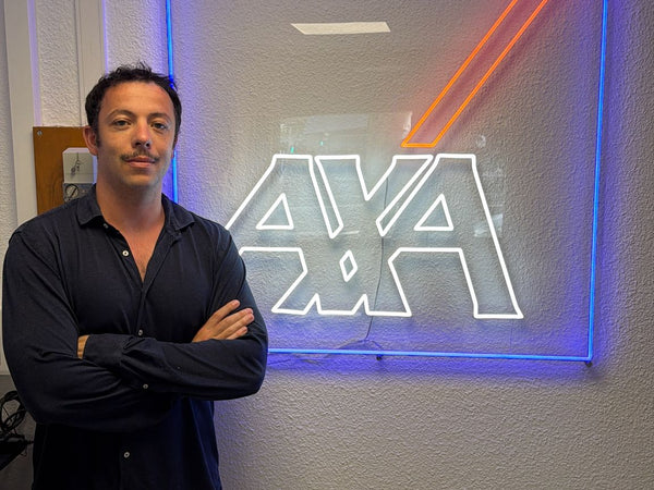 Enseigne LED néon Lumicorne installée chez AXA