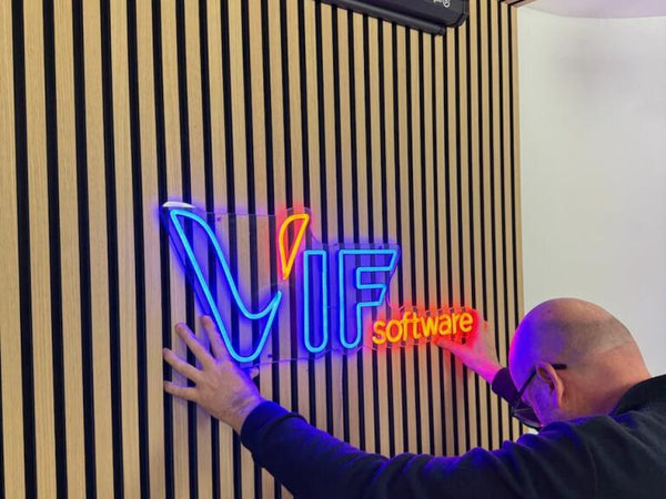 Enseigne LED néon Lumicorne installée chez VIF Software